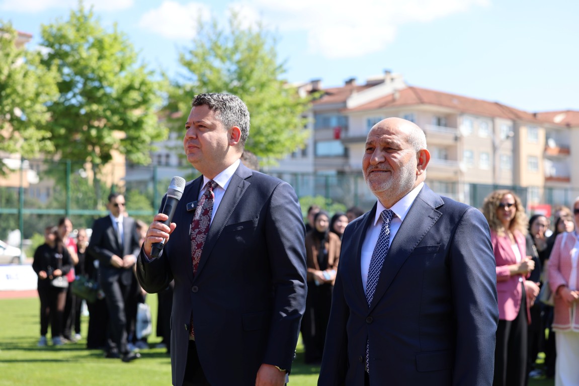19 MAYIS’TA HENDEK’TE COŞKU DOLU KUTLAMA