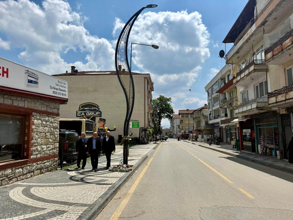 HENDEK’TE REMZİ EFENDİ CADDESİ MODERN AYDINLATMAYA KAVUŞUYOR