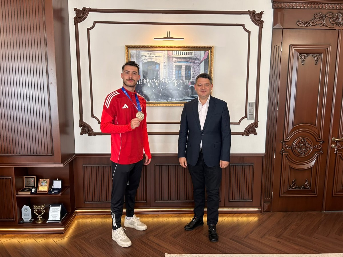 Hendek Olimpik Spor Kulübü sporcusu Yusuf Eren Temizel, Kaymakam Gökpınar’ı makamında ziyaret etti