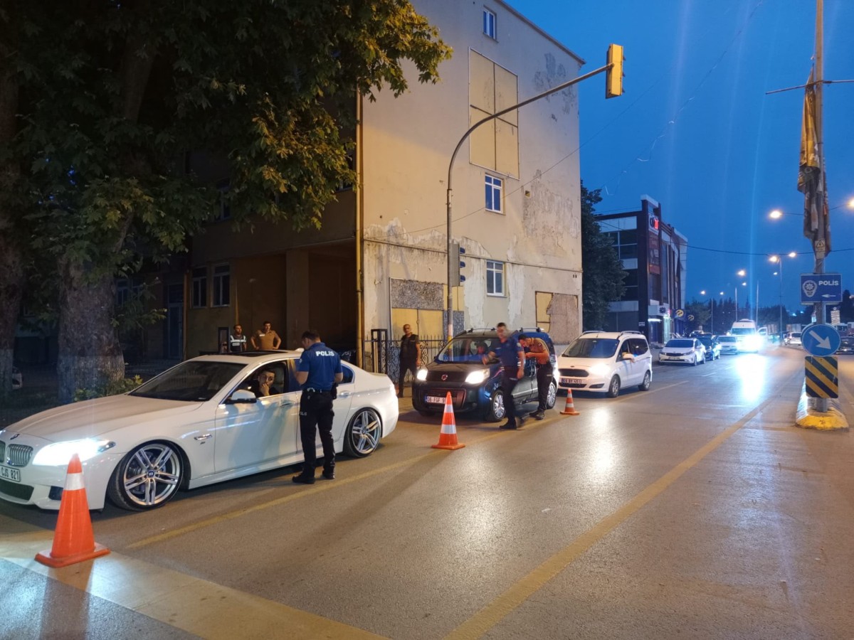 Hendek’te “Huzur Uygulaması”: Uyuşturucu Ele Geçirildi, Trafik Cezaları Yağdı