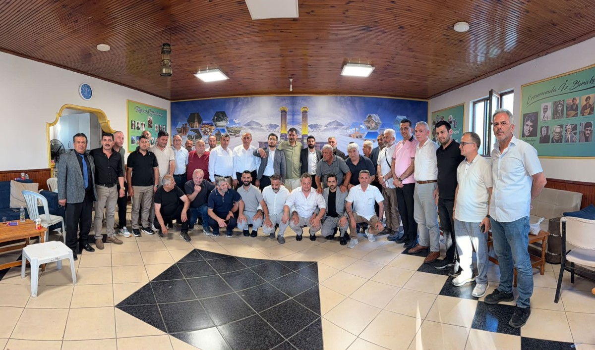 Sakarya Erzurumlular Derneği'nde güven tazelendi: Dursun Murat Ak yeniden başkan seçildi