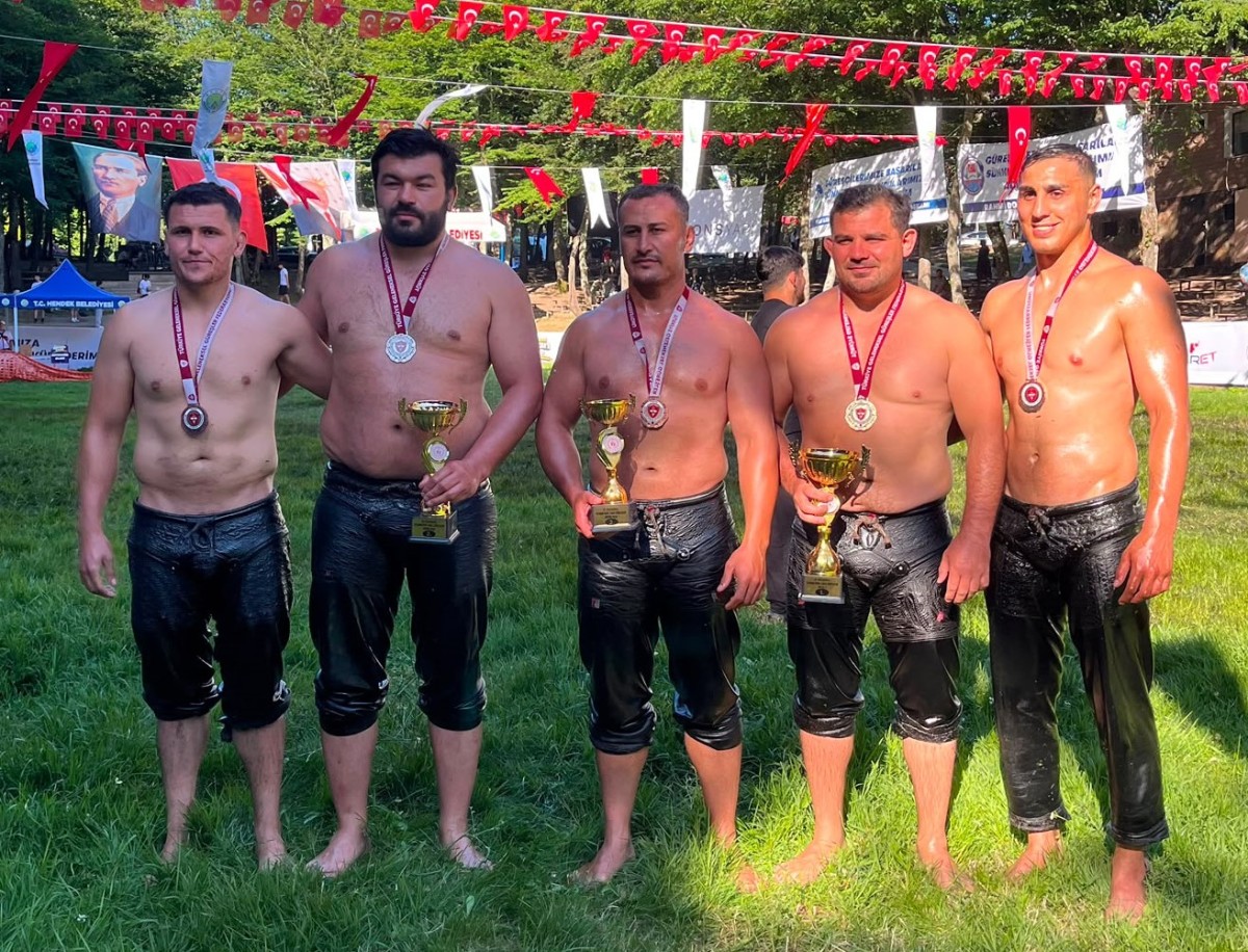 Güreşte Büyükşehirli sporcular madalyaları topladı