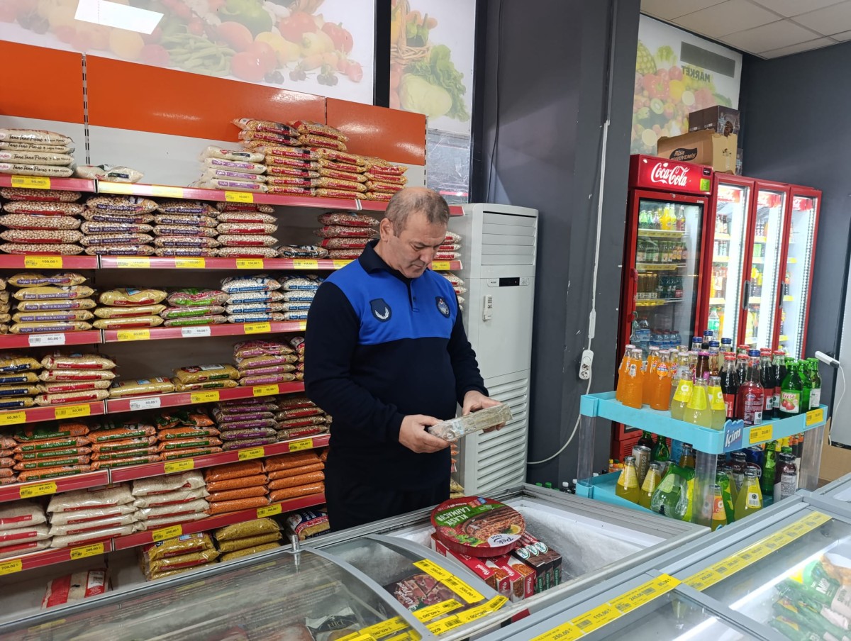 HENDEK’TE MARKET RAFLARI TEK TEK DENETLENDİ