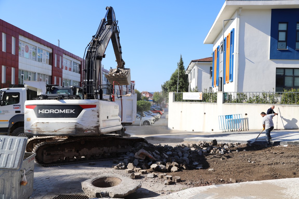 HENDEK’İN ÖNEMLİ GÜZERGÂHLARINDA ASFALT HAZIRLIĞI BAŞLADI
